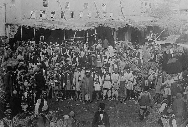 Marchés au fruit à Orumieh, Iran, au début du XXe siècle.