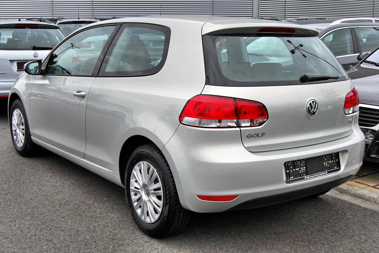 https://upload.wikimedia.org/wikipedia/commons/thumb/8/8d/VW_Golf_VI_1.6_20090620_rear.JPG/1280px-VW_Golf_VI_1.6_20090620_rear.JPG