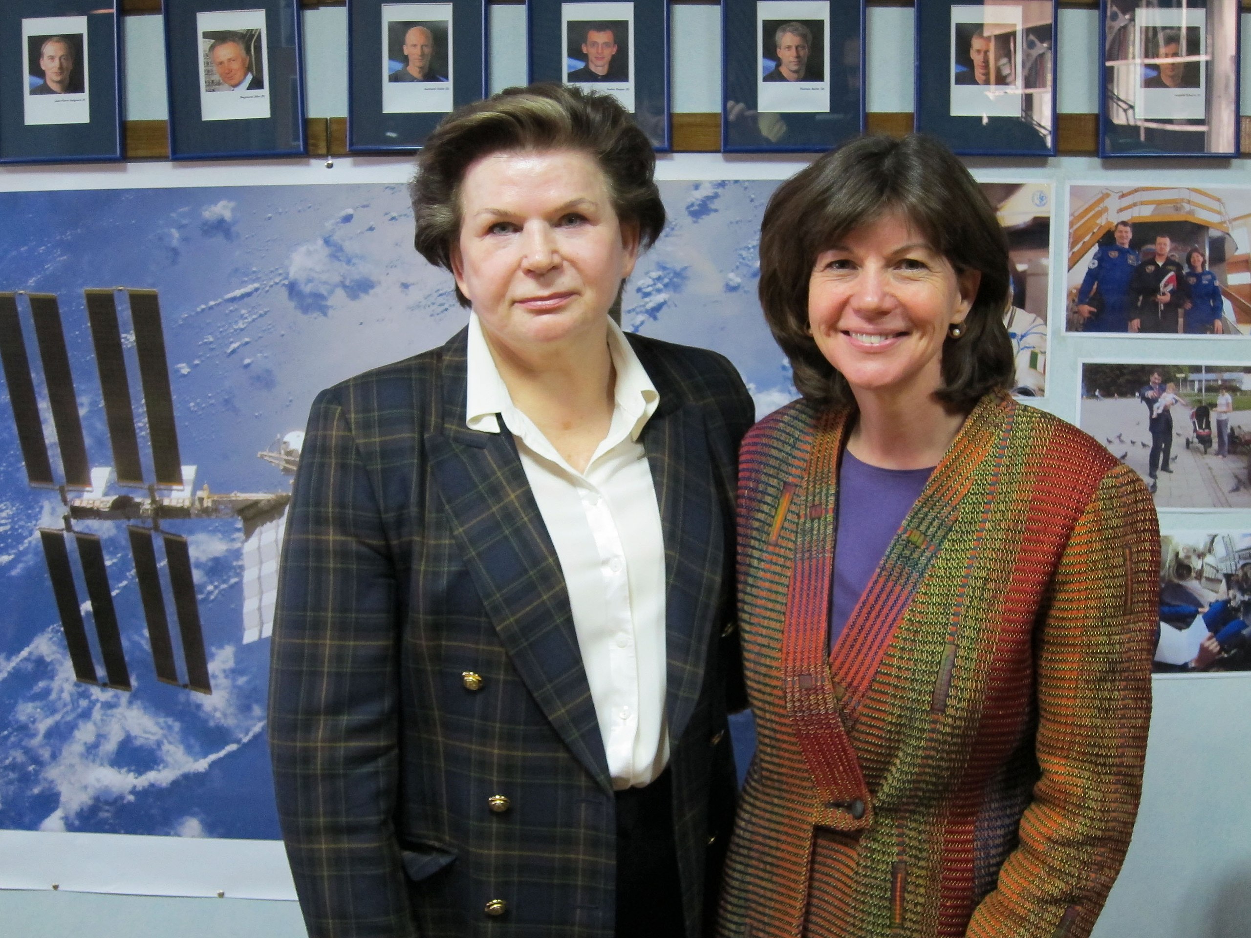 Fichier:Valentina Tereshkova and Catherine Coleman.jpg — Wikipédia