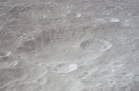 Vista obliqua des de l'Apollo 17. Schliemann apareix al fons, a dalt a l'esquerra