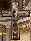 Crucifix monumental du chœur.