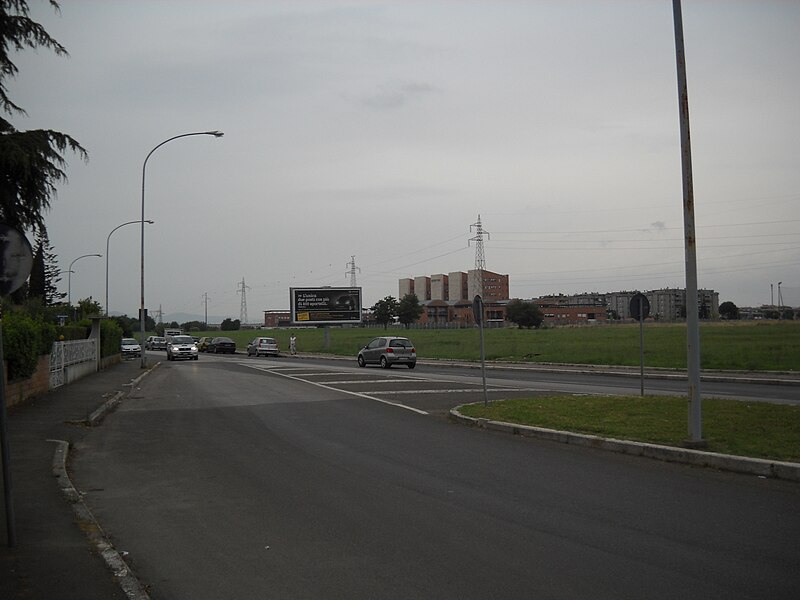 File:Viale Europa a Grosseto con vista della questura.JPG