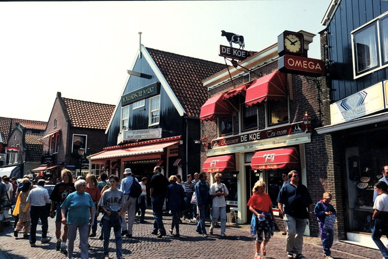 File:Volendam tourist town.jpg