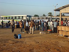 Várakozó utasok egy autóbusz-állomáson, Abidjan