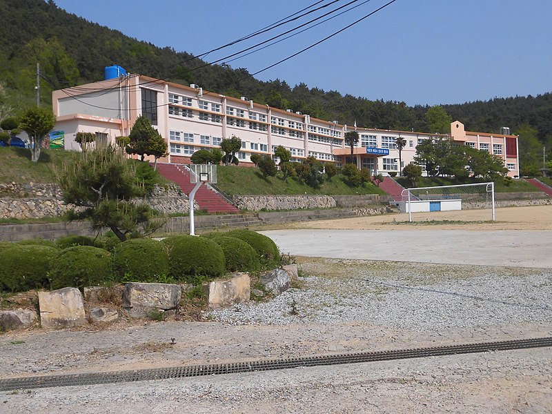 File:Wando Cheongsan Middle School.JPG