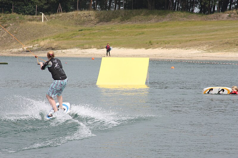 File:Wasserskianlage im Beachclub Nethen 0030.JPG