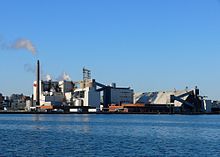 En havnefabrik, der består af flere bygninger.
