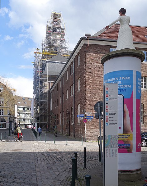 File:Wiedererrichtung des Kreuzes auf St. Maximilian, Düsseldorf, April 2021.jpg