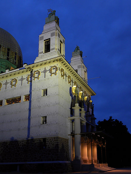 File:Wien - Steinhof - Otto-Wagner-Kirche mit Beleuchtung.jpg