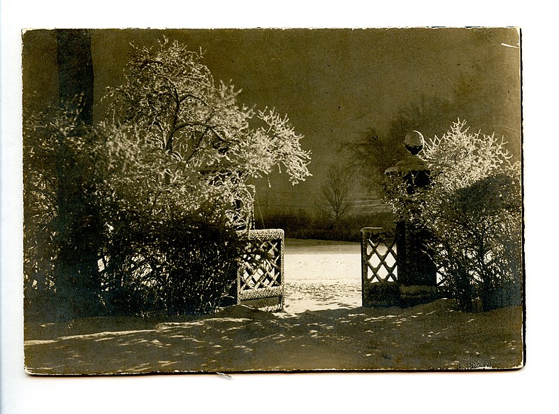 File:Winter view of Longfellow House's front gate, 1904 (94e30615-f326-4d09-86ab-e109e6fbf521).jpg