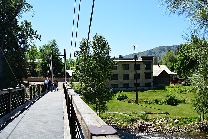 File:Winthrop, WA - Sateekth Park pedestrian footbridge 02.jpg