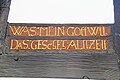 "Krumme Straße" in Wolfenbüttel, Niedersachsen, holzgeschnitzte Inschrift an einem Fachwerkbalken