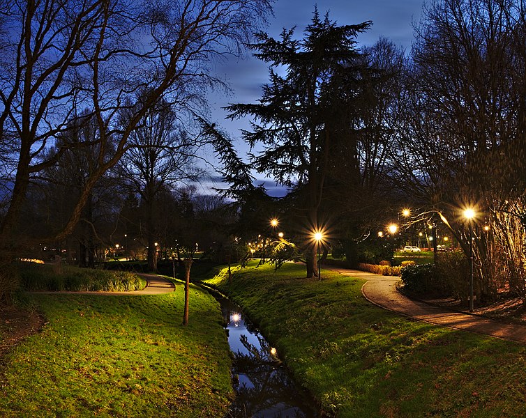 File:Woluwe stream passing through parc Seny during the evening nautical twilight (Auderghem, Belgium, DSCF2725).jpg