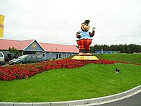 Mascot Mumbo Wumbo at the Holiday Camps Wumbo-Figur vor dem Eingang des Holiday Camps.jpg