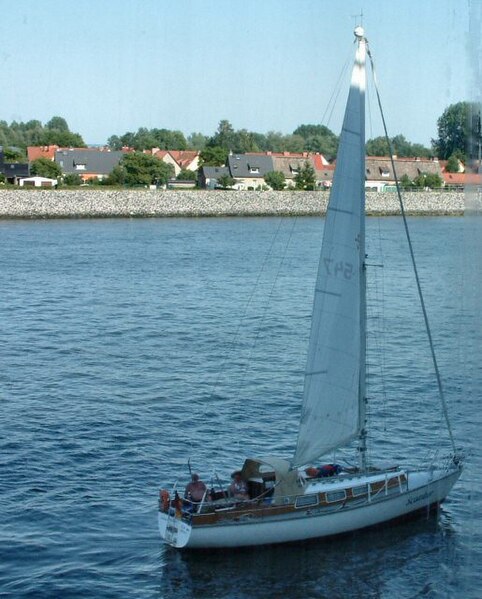 File:Yacht auf der Warnow - geo.hlipp.de - 318.jpg