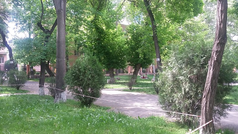 File:Yerevan, English Park 01.jpg