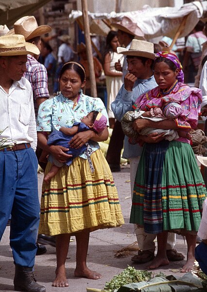 File:Zacapa-22-Markt-Frauen mit Babys-1980-gje.jpg