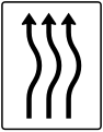 Zeichen 513–22 Verschwenkungs­tafel, kurze Verschwenkung – ohne Gegenverkehr – dreistreifig nach rechts