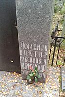 Grafsteen op het graf van V. M. Zhirmunsky Komarovsky necropolis, St. Petersburg