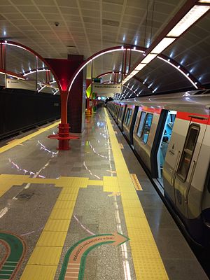 Istanbul metrosi, M6, Nispetiye bekati.JPG