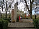 Братская могила советских воинов и памятный знак в честь воинов-односельчан, погибших в годы Великой Отечественной войны