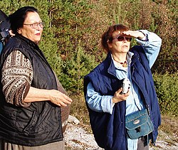 доц.Стефанка Иванова (вдясно) и проф.Ана Радунчева на теренно проучване на Белинташ през 2005 г.
