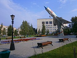 MiG-21 skveras i «Sevuralboksitruda»-edheotandan kontor (2016. voz' vai sen aigemba)