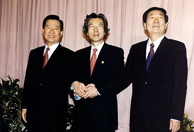 In 2001, Zhu Rongji met with Japanese Prime Minister Junichiro Koizumi and South Korean President Kim Dae-jung