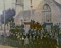 Premiers communiants devant l'église Saint-Tugdual en 1921 ou 1922 (photographie de Jacques de Thézac).