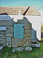 Plogoff : puits ancien (datant de 1713) surmonté d'une croix dans le hameau de Saoutenet.