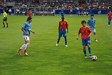 Sunday (middle) playing at the 2007 U-20 World Cup against Uruguay. 2007-07-01URU vs SPA213.jpg