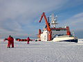 Le Polarstern en Antarctique ravitaillant la base Neumayer