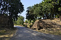 Or Gates (Westtor) der Stadtumwehrung im Geschichtspark Sukhothai von Osten gesehen