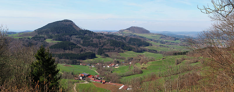 File:2015 Stuifen und Rechberg vom Hornberg.jpg