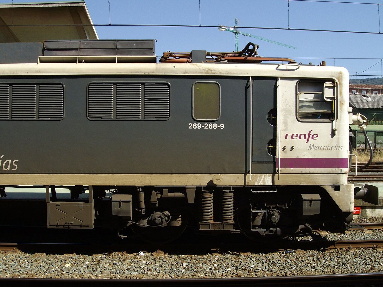 Locomotora 269.268 con esquema pantone-mercancías. Foto de Andrés MArqués en Madrid en 2008.