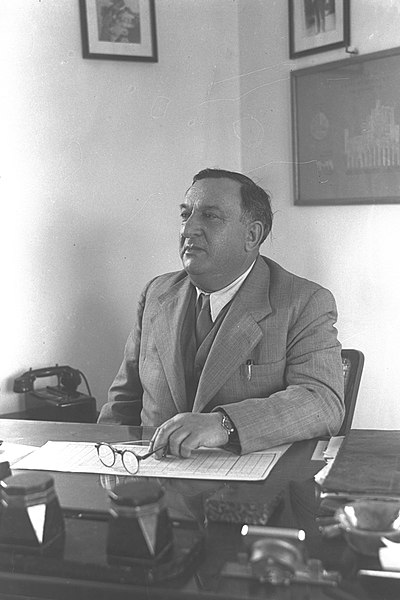 File:AVRAHAM KRINITZI MAYOR OF RAMAT GAN. ראש עיריית רמת גן, אברהם קריניצי, בלשכתו.D25-080.jpg