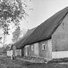 Boerderij met topgevel met twee zesruitsvensters en door rieten kap afgedekte woonhuis en schuur