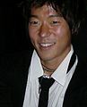 Aaron Yoo interpreta Russell Kwon.
