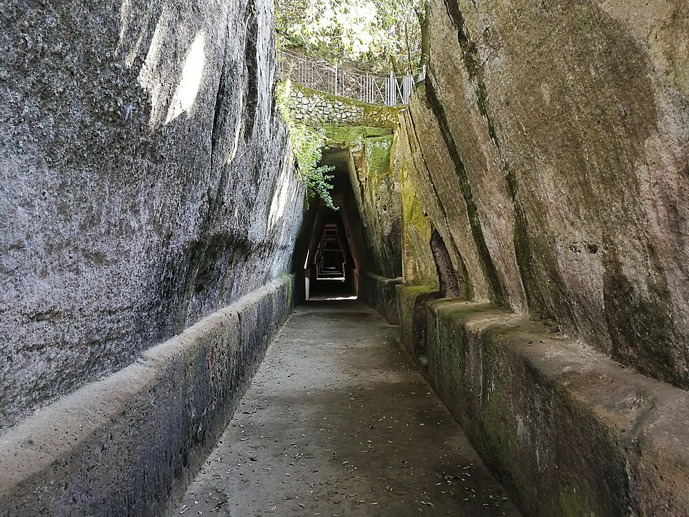 Accesso all'Antro della Sibilla cumana