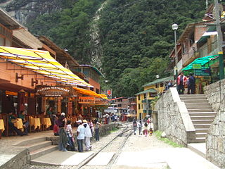 The 3' gauge line by-passing Aguas Calientes station for Puente Ruinar, the station at the foot of Macchu Pichu, 10/07.