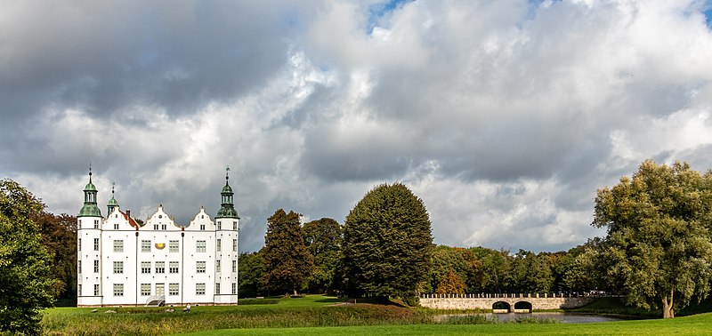 File:Ahrensburg Castle-2019-msu-4-.jpg