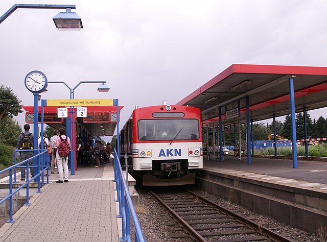 Ulzburg Süd station, track-level connections on both sides between the A 2 and A 1 (+ A 3)