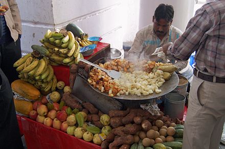 Aloo chaat (potatoes with chutney) vendor in New Delhi