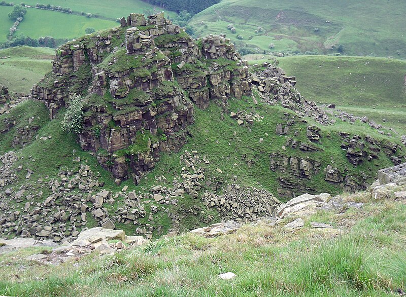 File:Alport Castles - geograph.org.uk - 4997053.jpg