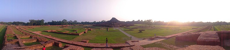 File:Another wide angle view of the Somapura Mahavihara.jpg