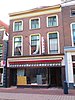 Winkel met bovenwoning