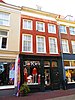 Winkel met bovenwoning