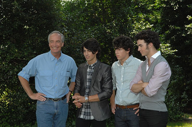 File:Assignment- 48-DPA-08-18-08 SOI K Jonas Bros) Secretary Dirk Kempthorne (and aides joined by pop music stars), the Jonas Brothers--Kevin, Joe, and Nick--for work on Public Service A - DPLA - 4ee87c242ee02a16f1ba900ace1d73af.JPG