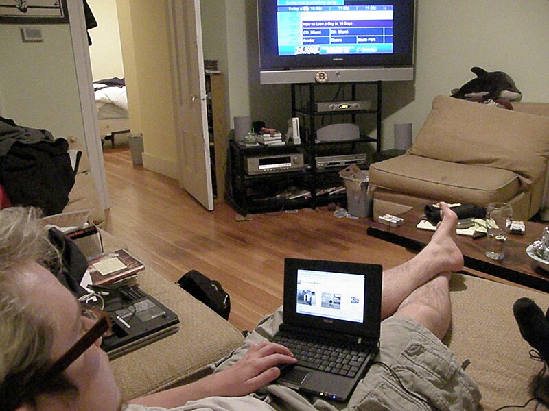 File:Asus EEE PC black living room.jpg