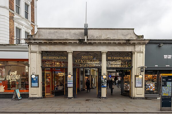 Entrance to the Arcades leading to the station